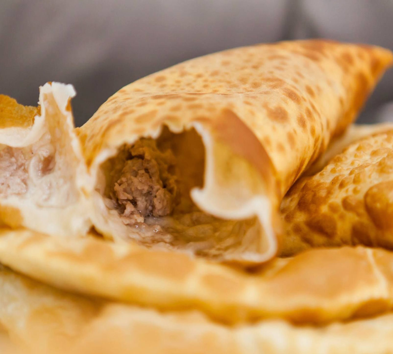 Yöresel deyişle çibörek, Eskişehir’in meşhur çiğ böreği. Malum, adı börek ama tavada pişiyor, fırında değil. Soslu Hangel, şehrin en özel lezzetlerinden.